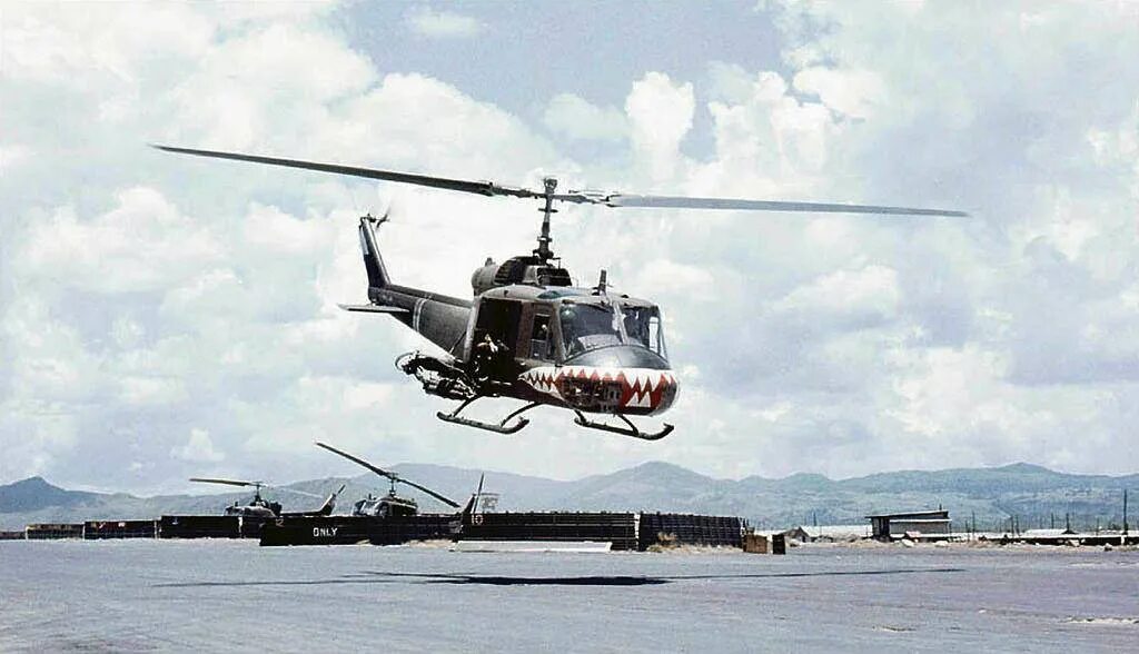 Uh 1 вьетнам. Хьюи вертолет вьетнам. bell uh-1 вьетнам. uh-1 iroquois во вьетнаме. вертолет uh-1c.