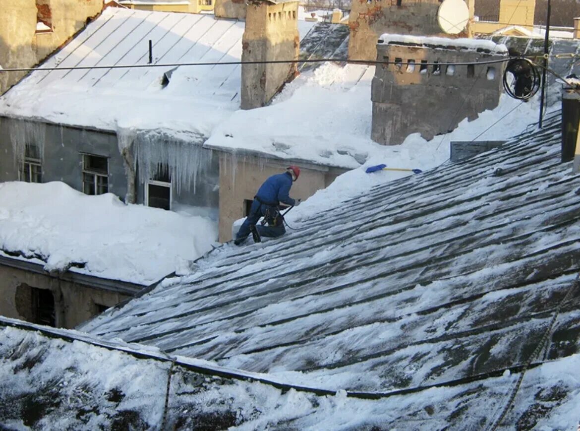 Снег на крыше. Крыша зимой. Снег на крышах домов. Крыша зима.
