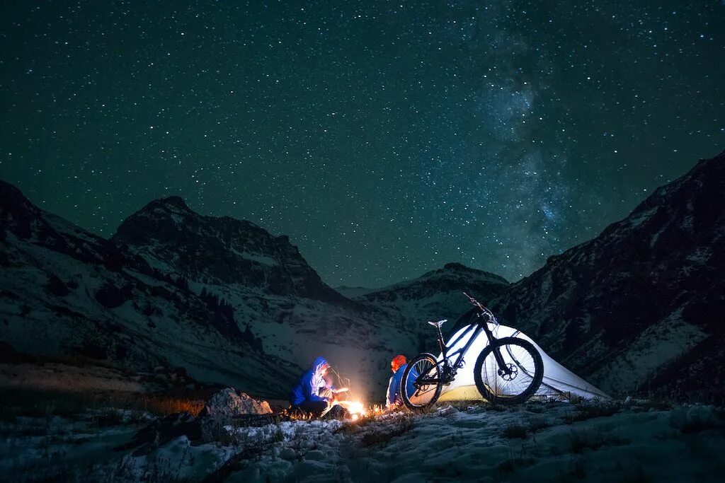 Bike night. Велосипед ночью. Велосипед в горах. Палатка для велосипеда. Велосипедист ночью.