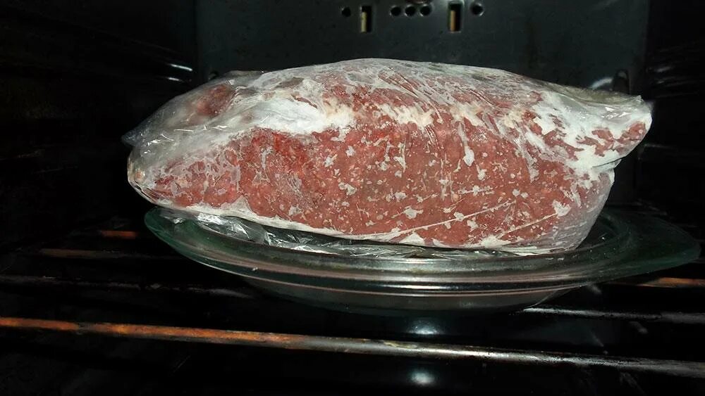 Сколько размораживать мясо. Мясо размороженное в микроволновке. Разморозка мяса в духовке. Оттаивание мороженого мяса.