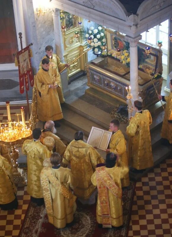 мощи дмитрия ростовского яковлевский храм. мощи святителя димитрия ростовского. крестный ход с мощами сергия радонежского 2022 ростов на дону. дмитрий ростовский святитель мощи. ковчег с мощами сергия радонежского 2022.