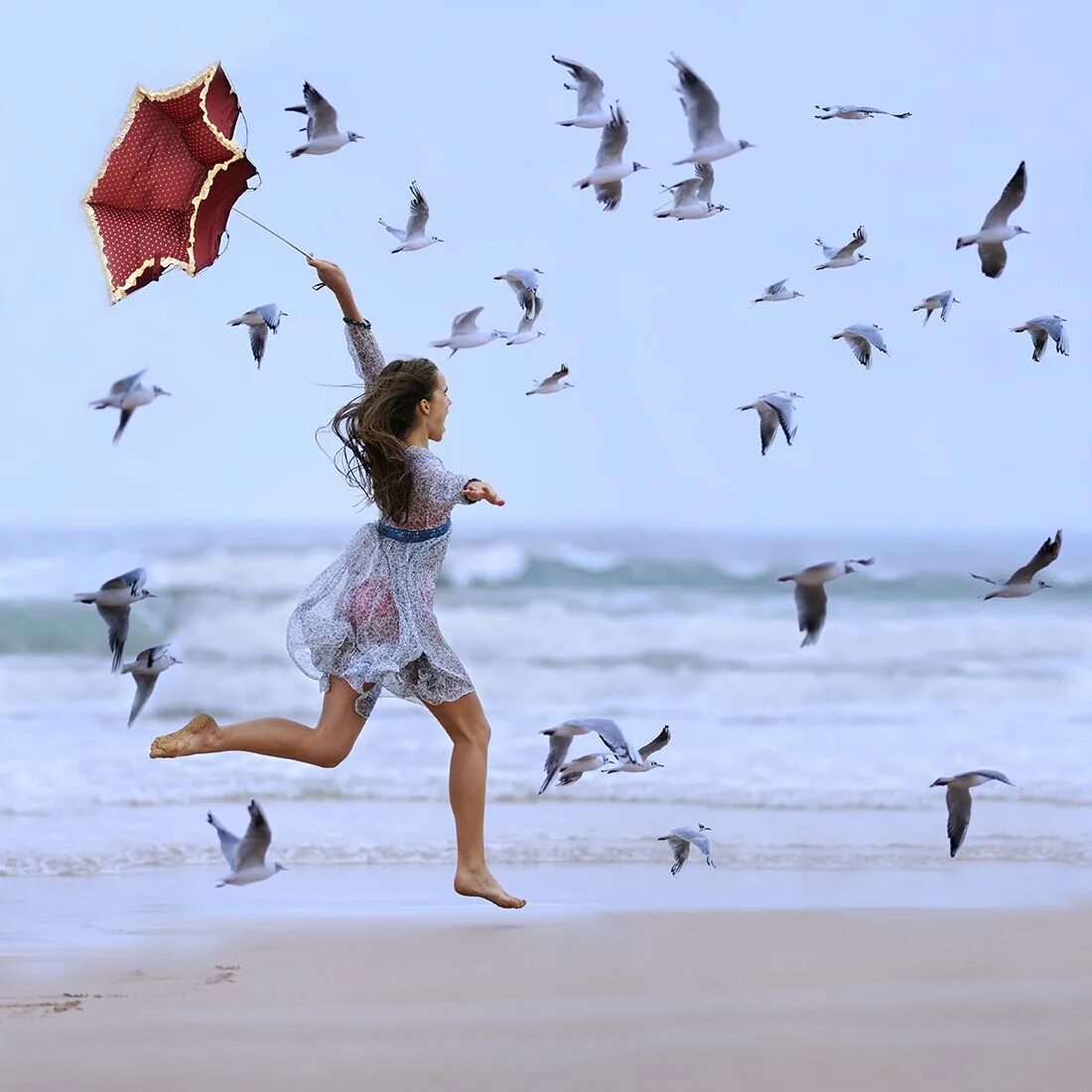 Хочу видеть тебя счастливым. Море птицы девушка. Девушка бежит к морю. Счастливая девушка бежит. Жизнь прекрасна море.