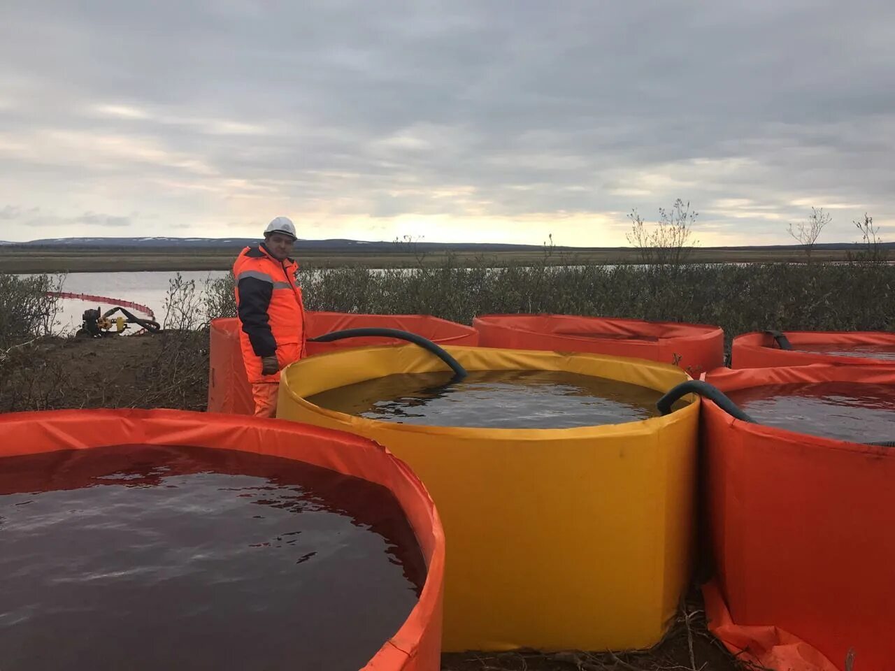 Тэц-3 норильск разлив топлива. Тэц-3 норильск разлив топлива. Разлив нефти в норильске 2020. Разлив дизельного топлива в норильске 2020. Разлив дизельного топлива в норильске 2020.