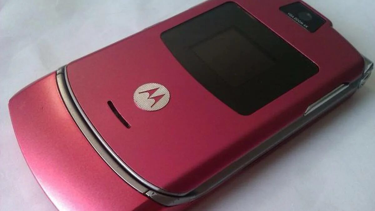 Моторола раскладушка 2005. Моторола раскладушка 2000х. Motorola RAZR v3 Pink. Motorola раскладушка 2000.