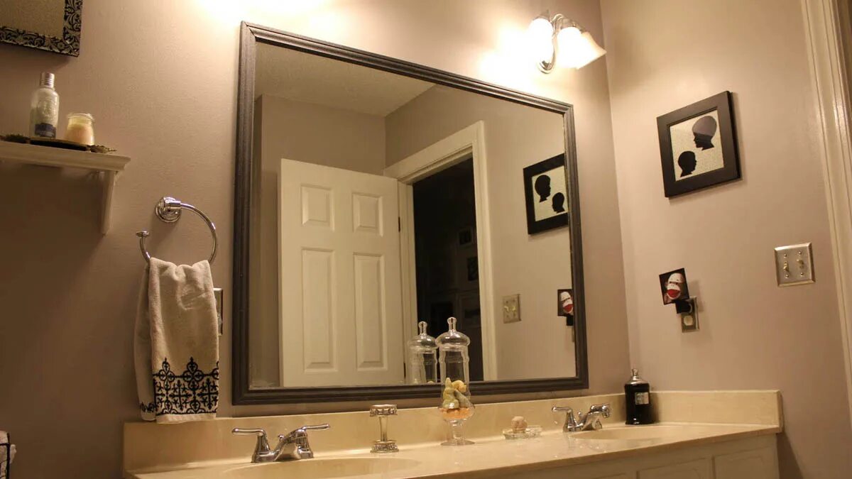 Описание ванны на английском. A frame bathroom. Зеркало над столешницей в ванной. Круглое зеркало в ванной в интерьере. Ванная комната.