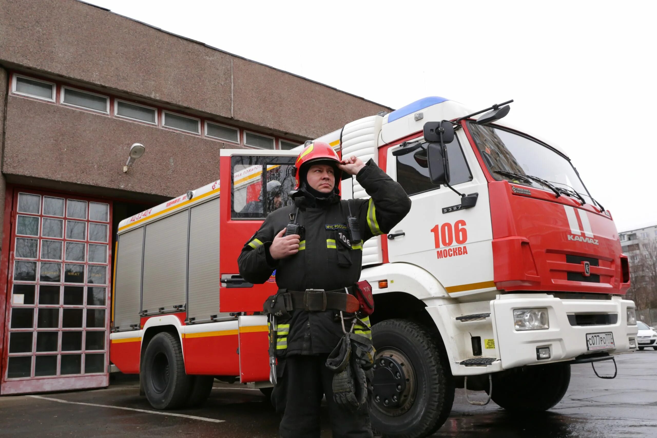Пожарочпасательная часть. Пожарный начальник караула мчс. Комплексная безопасность мособлпожспас. Русские пожарные. Пожарный караул мчс.