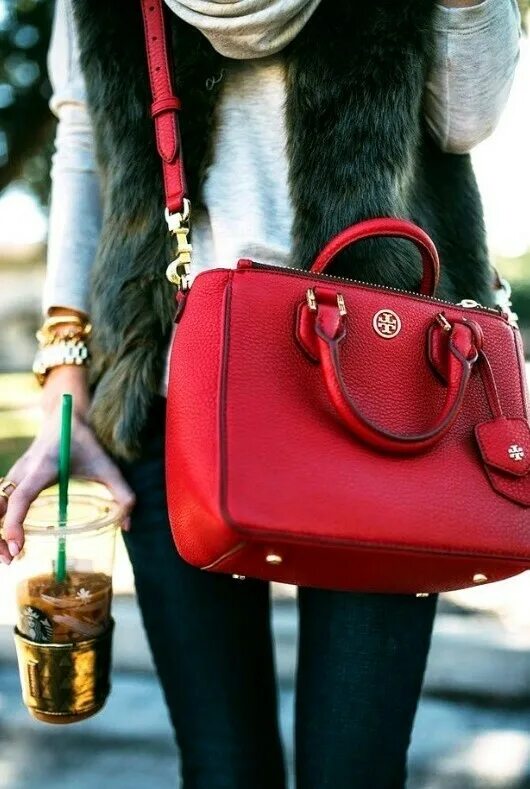 Какие сумки легкие. Девушка с сумкой. Красная сумка. Стильные сумки. Сумочка женская.