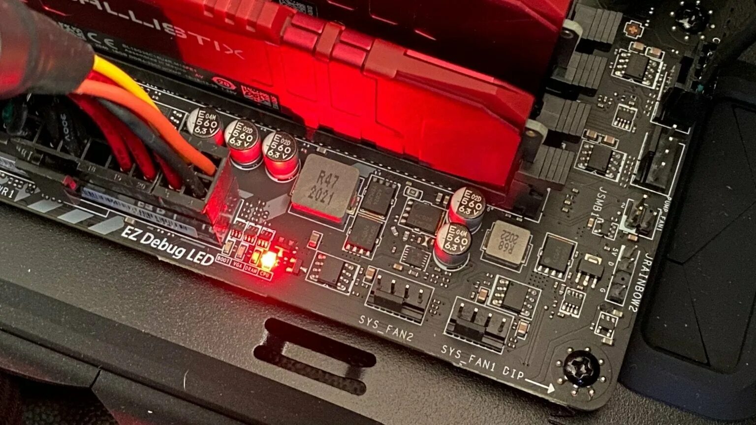 Материнская плата MSI ez debug led. Индикаторы на мат плате MSI. Материнская плата гигабит красный индикатор. Красный индикатор на материнской плате. Почему сгорает плата