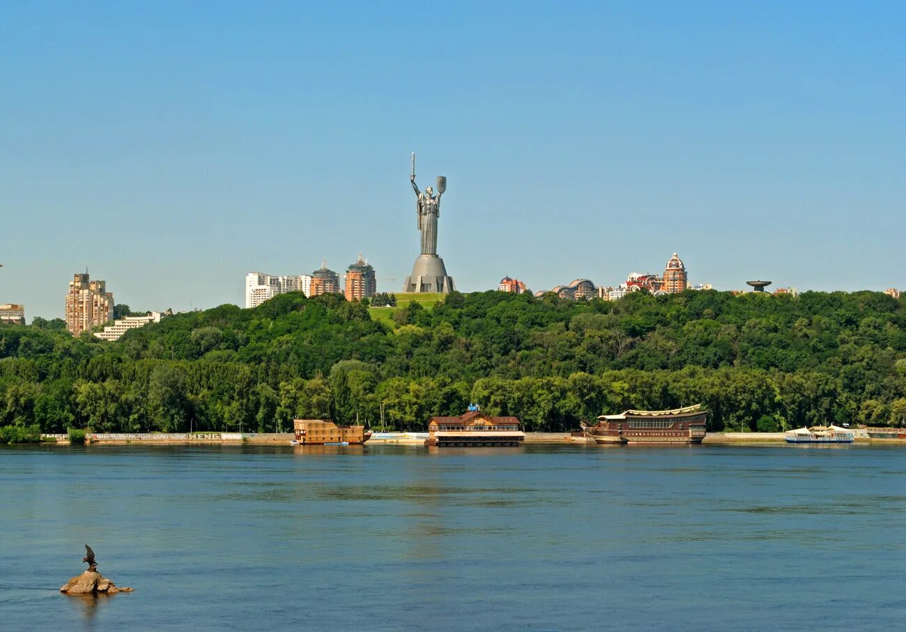 Вид с Днепра на Печерский парк в Киеве. Парк в Киеве на Днепре. Киев правый берег Днепра. Киев вид на Днепр. Левый берег днепра новости