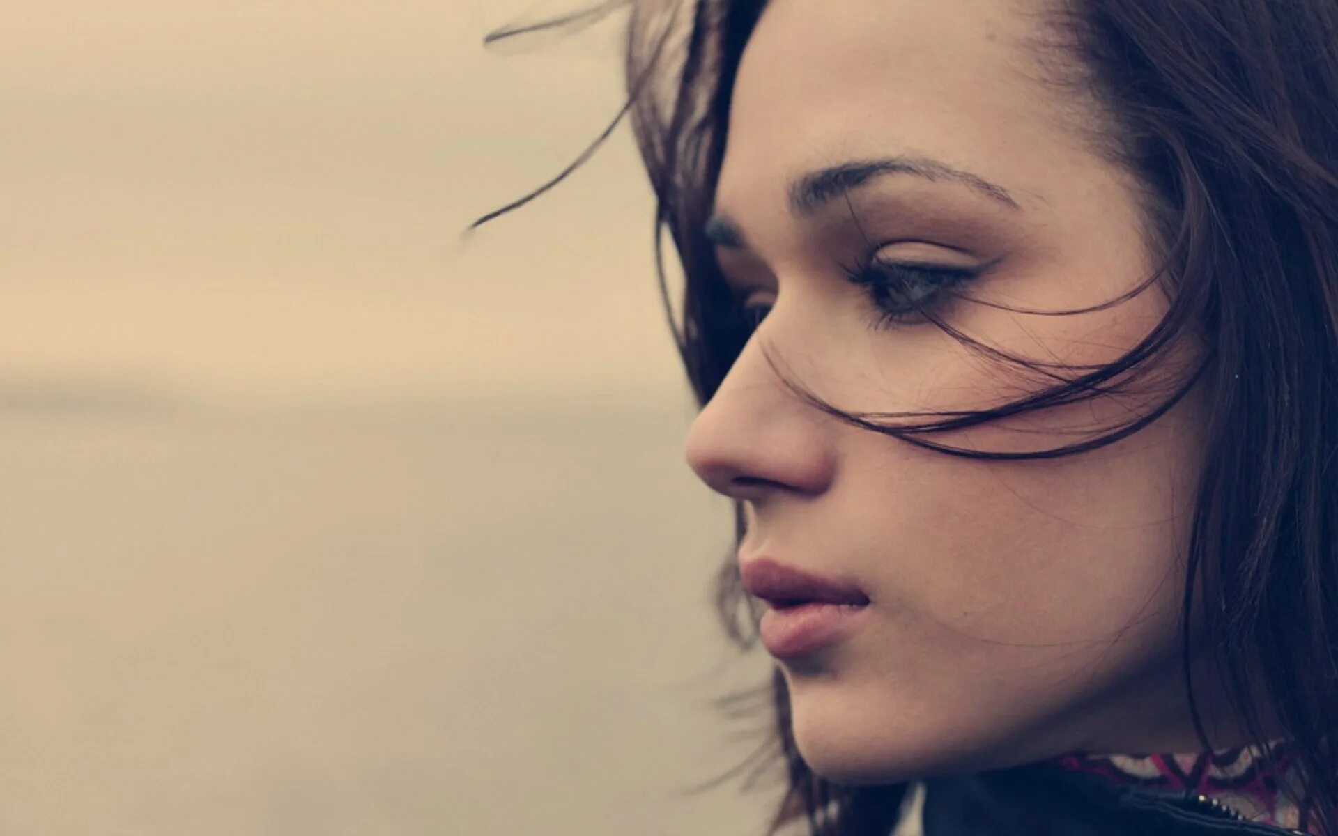 Девушка с электрогитарой. Грустная песня девчонки. Грустная песня девчонки. Грустная песня девчонки. Девушка мечтает у окна.