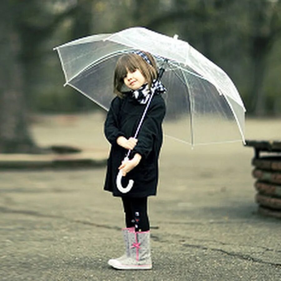 Дети дождя. Маленькая девочка в парке. Амбрелла герлз. Girl with Umbrella.