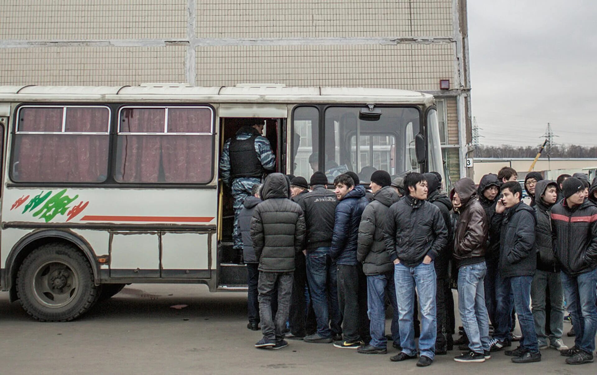Выдворение мигрантов. Мигранты в автобусе. Нелегалы в России. Автобус с гастарбайтерами. Депортация узбеков