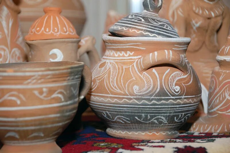 Алеховщина музей оятская керамика. Лихославль музей керамики. Скопинский промысел керамики. Украинская опошнянская керамика. Опошнянская керамика роспись.