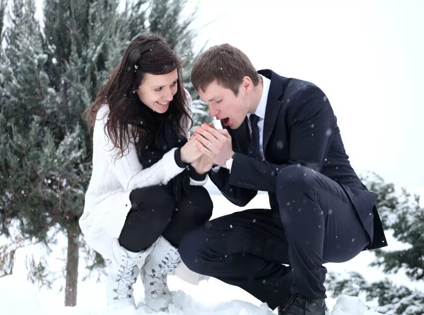 Ссорился зимой расстался. Пара зимой. Влюбленные в снегу. Мужчина и женщина зимой. Влюбленные зимой.