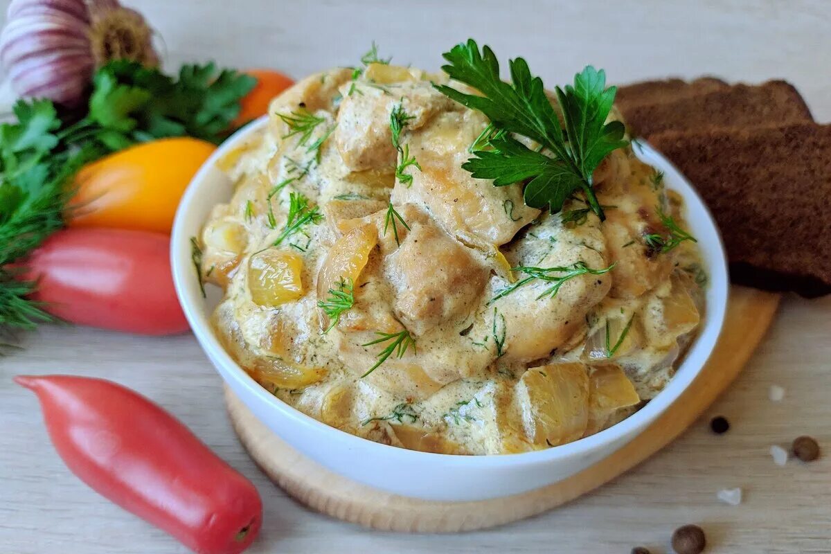 Картофель с овощами в сметане