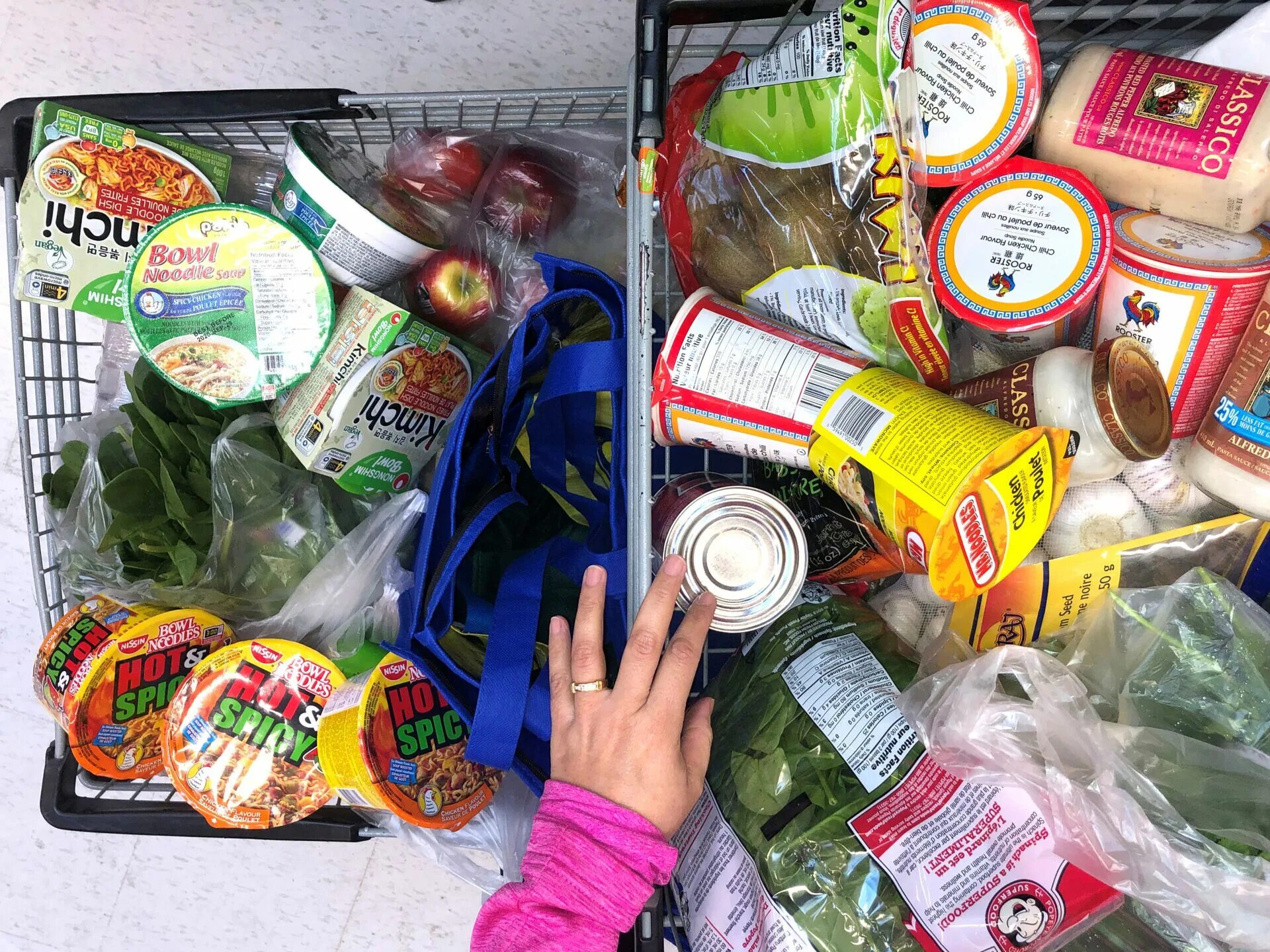 На продуктах можно с помощью. Помощь продуктами как называется. Мажор с наполнением еда. Жёлтая еда из супермаркета. Помощь продуктами фото.