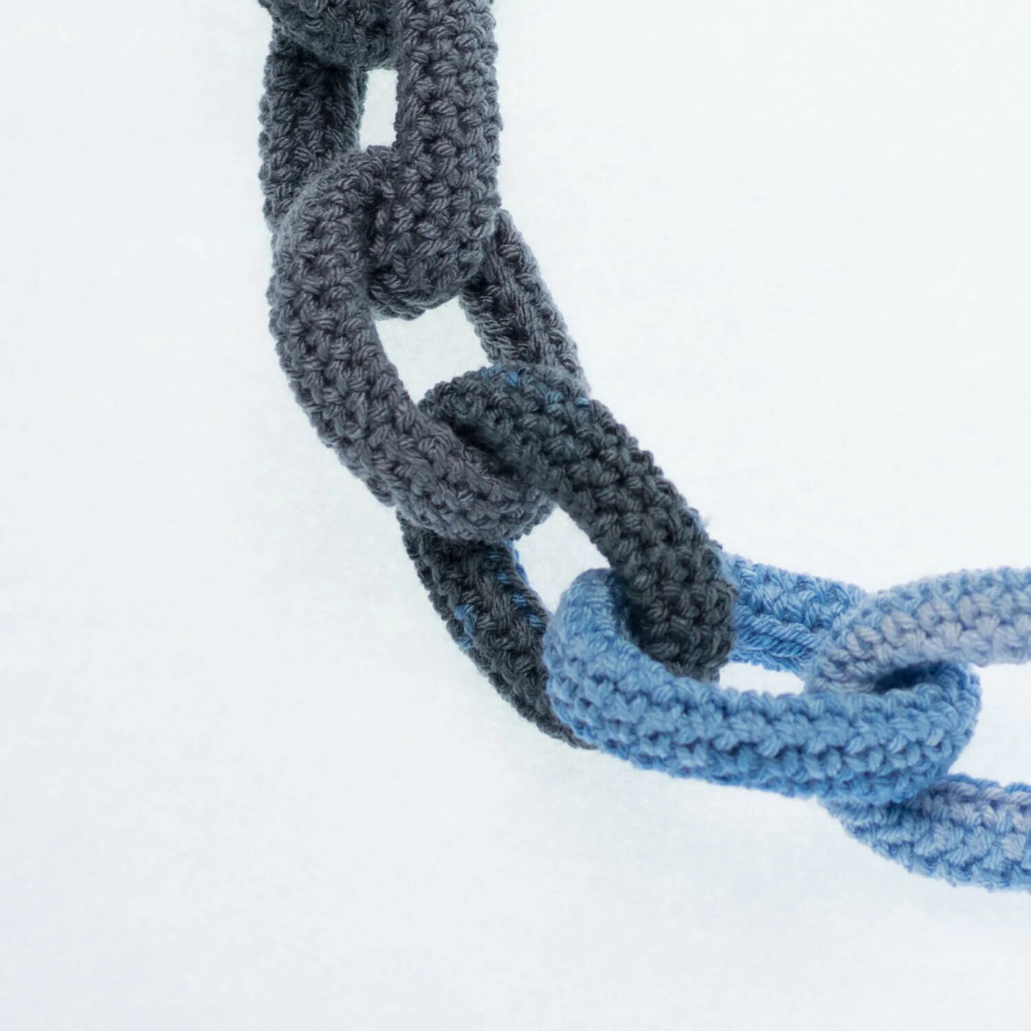 Вязание крючком воздушная петля для начинающих. Воздушная петля схема. Как связать цепь. Косичка из воздушных петель. Вязание крючком цепочка из воздушных петель.