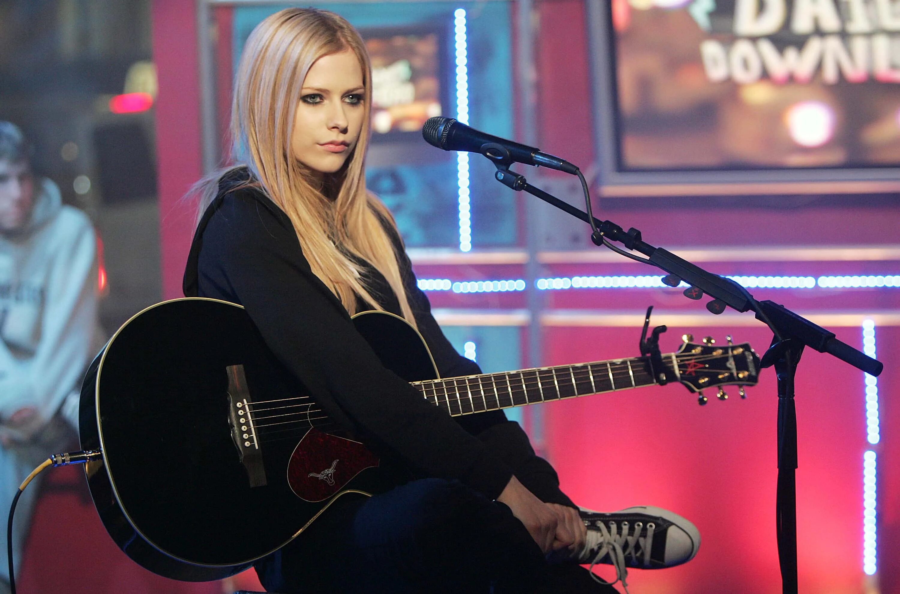 Милая кто исполняет. Аврил Лавин. Avril Lavigne с гитарой. Аврил Лавин 2002 с гитарой. Аврил Лавин 2007.