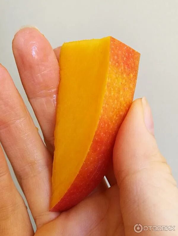 Манго в разрезе. Спелое манго в разрезе. Прожилки в манго. Свежее манго в разрезе.