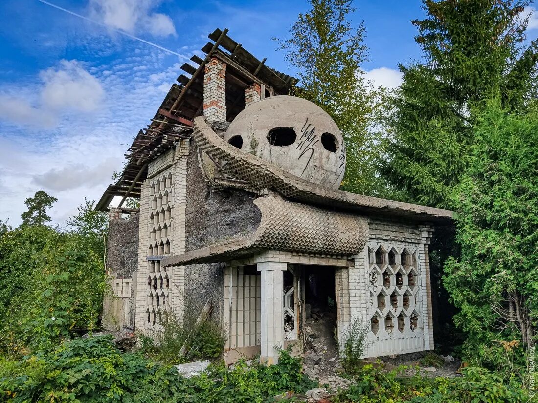 Самые необычные дома мира. Дом-башмак в штате пенсильвания сша. Вилла villa vals в швейцарии. Необычные домики. Дом со странными.