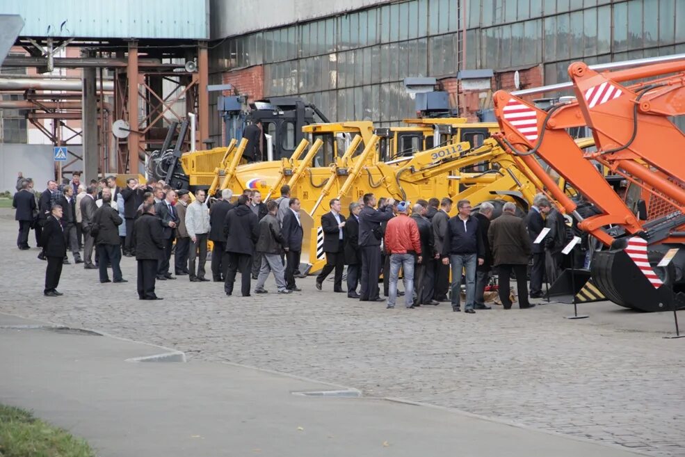 Трактор чтз выставка. Челябинский тракторный завод мини экскаватор. Гусеничный трактор сталинец. Музей чтз челябинск. Мини экскаватор чтз уралтрак.