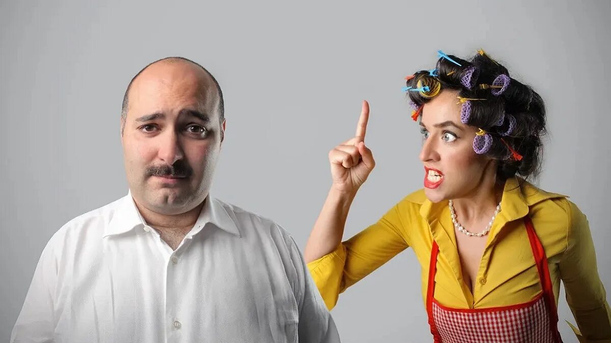 мужик пилит пилой. гигантская бензопила. пилящие мужчины. девушка с дрелью. пилящие мужчины.