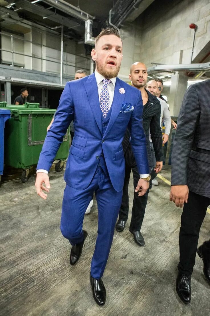Connor mcgregor стиль. Конор в костюме. Конор в костюме. Конер мак грегор. Коннор в костюме.