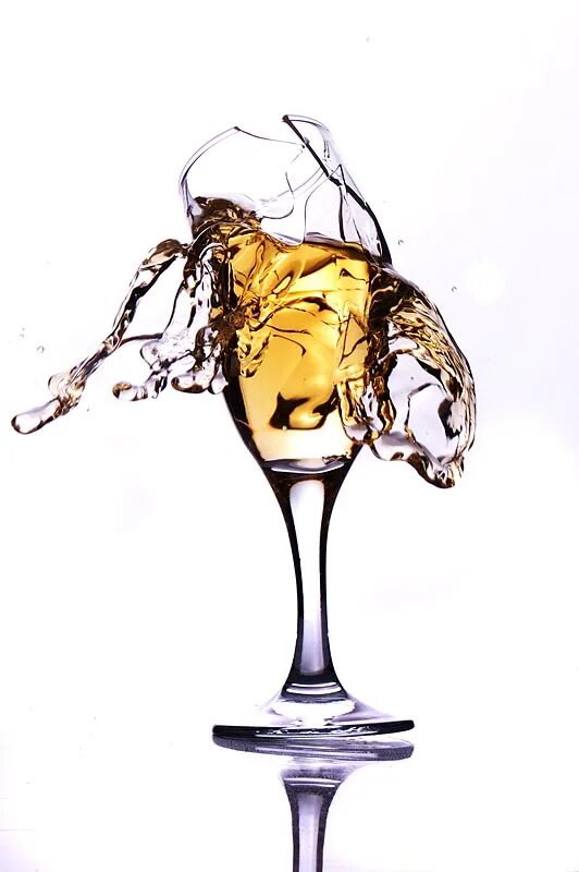 Сонник разбитый фужер. Вазы из разбитых бокалов. К чему снится бокал. Разбитые бокалы. Разбитые бокалы.