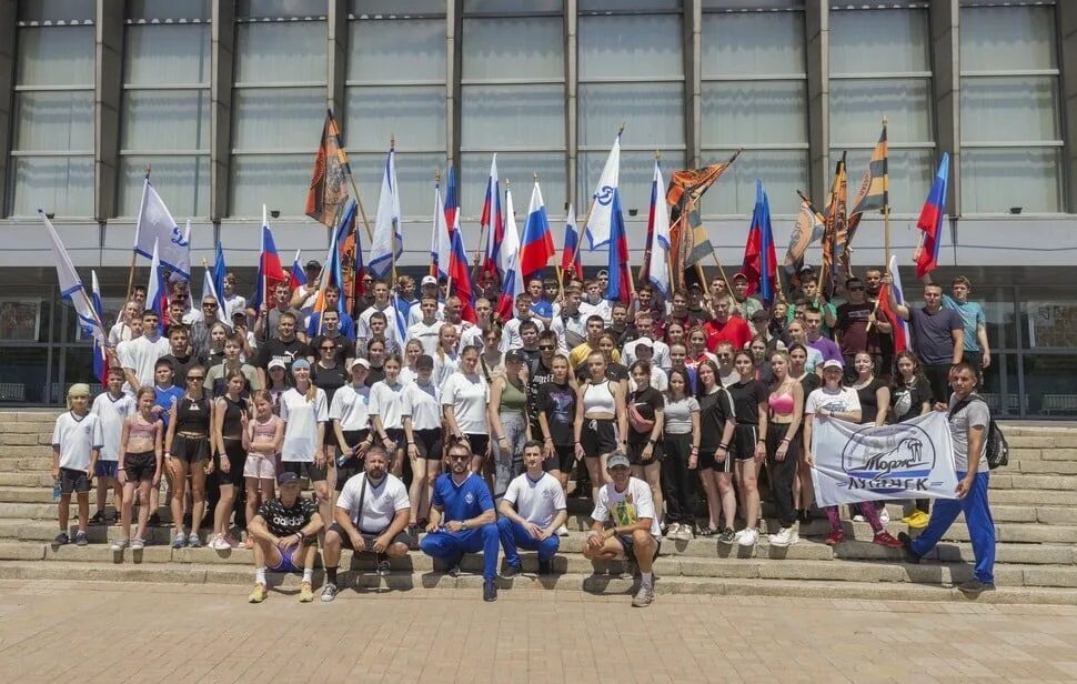 Легкая атлетика Луганск. День молодежи Луганск. Флешмоб ко Дню молодежи. Флешмоб посвященный Дню России. С 200 спортсменами