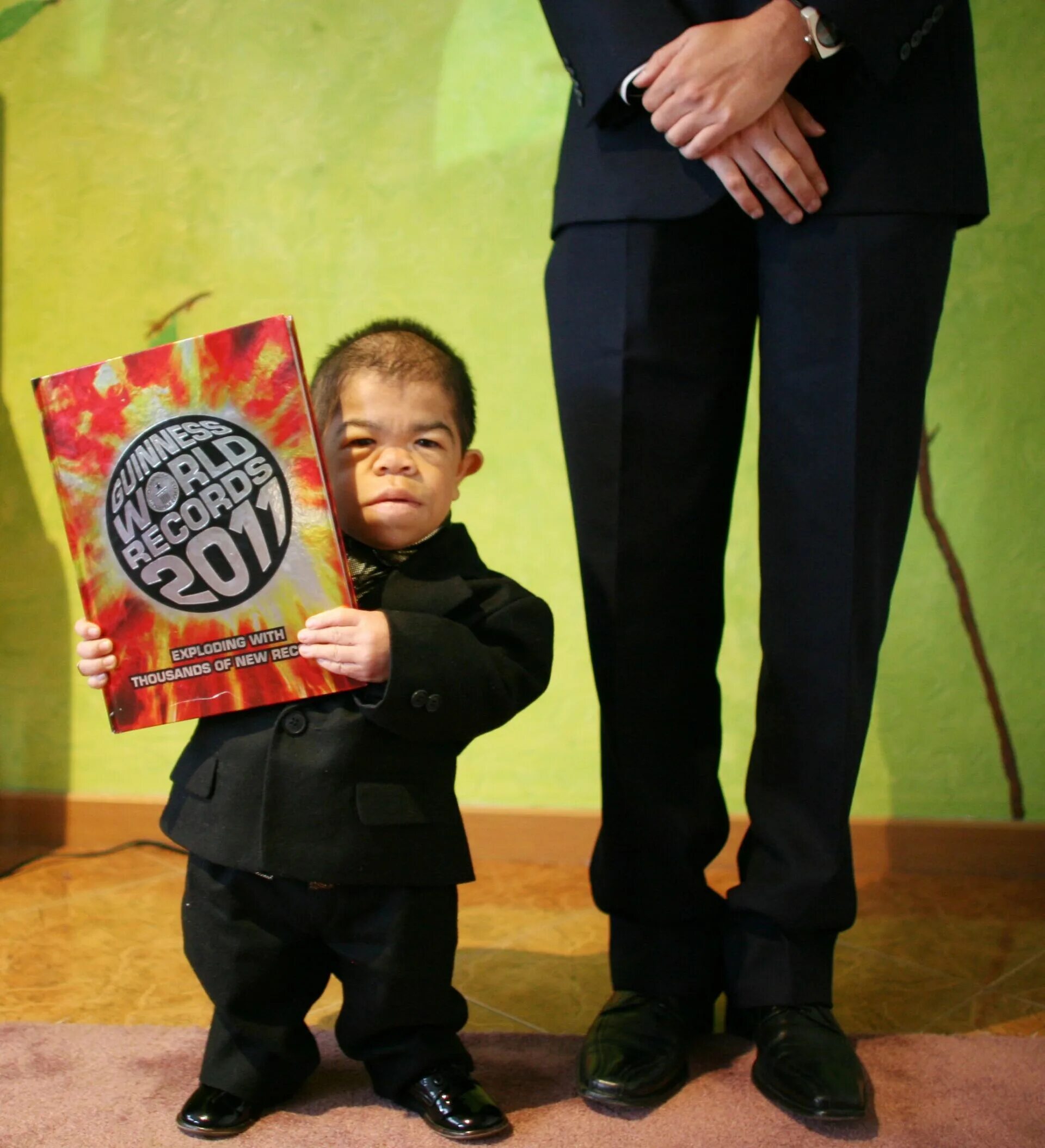 Джунри Балауинг. Самый низкий человек в мире рост рекорд Гиннесса. Самый маленький человек в мире рекорд Гиннесса.
