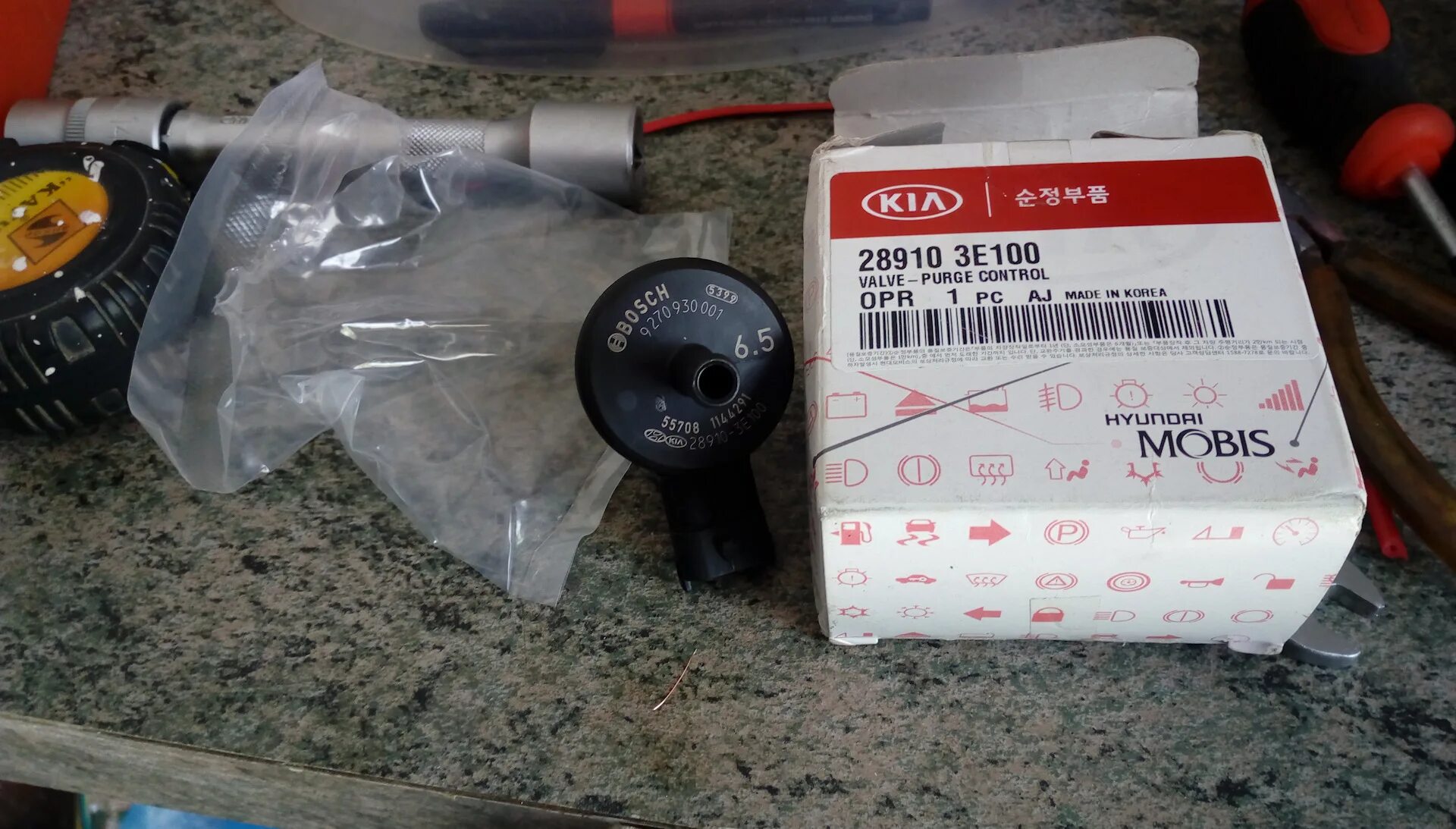 Клапан продувки адсорбера санта фе 2. Клапан адсорбера санта. Клапан абсорбера хендай санта фе 2. Клапан адсорбера санта. Клапан фазовращателя хендай санта фе 2.