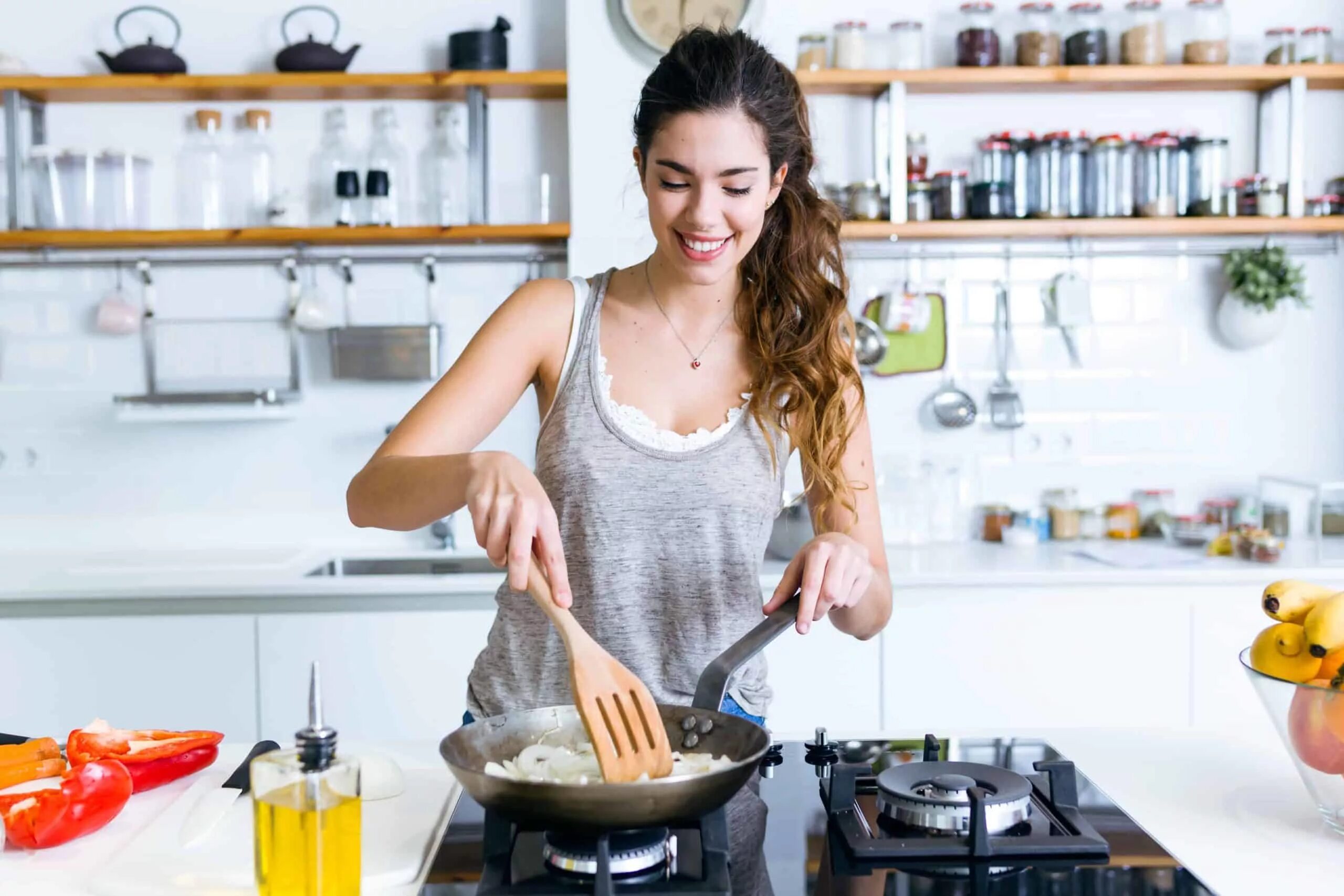 She is used to working. Фотосессия на кухне. Женщина готовит. Женщина на кухне. Фотосессия готовка на кухне.