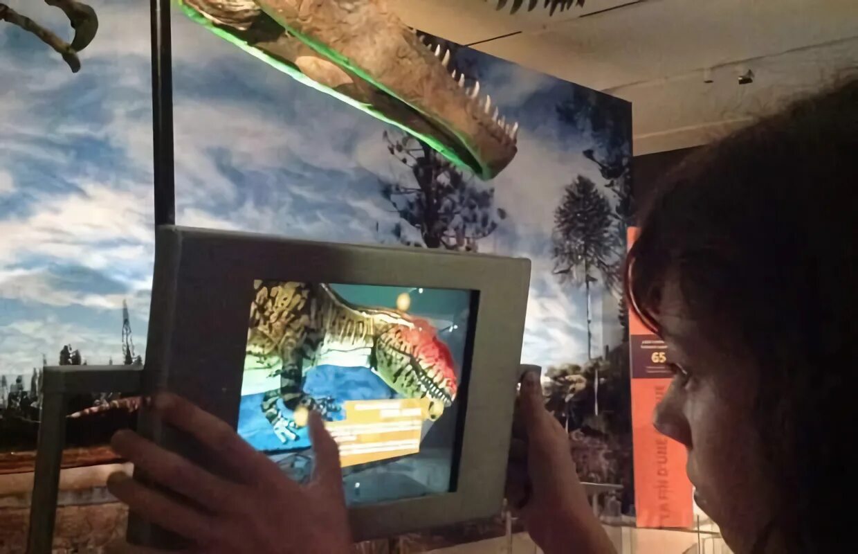 Динозавр дополненная реальность. Vr ar в музеях. картины с дополненной реальностью. виртуальная реальность динозавры. экран дополненной реальности музей.