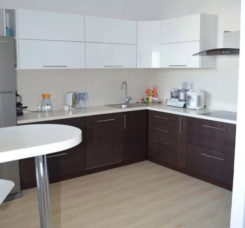 Современный кухонный гарнитур. Кухни светлый верх темный низ угловая. Фасады акрилайн капучино. Кухонный гарнитур верх. Пластиковые фасады для кухни.