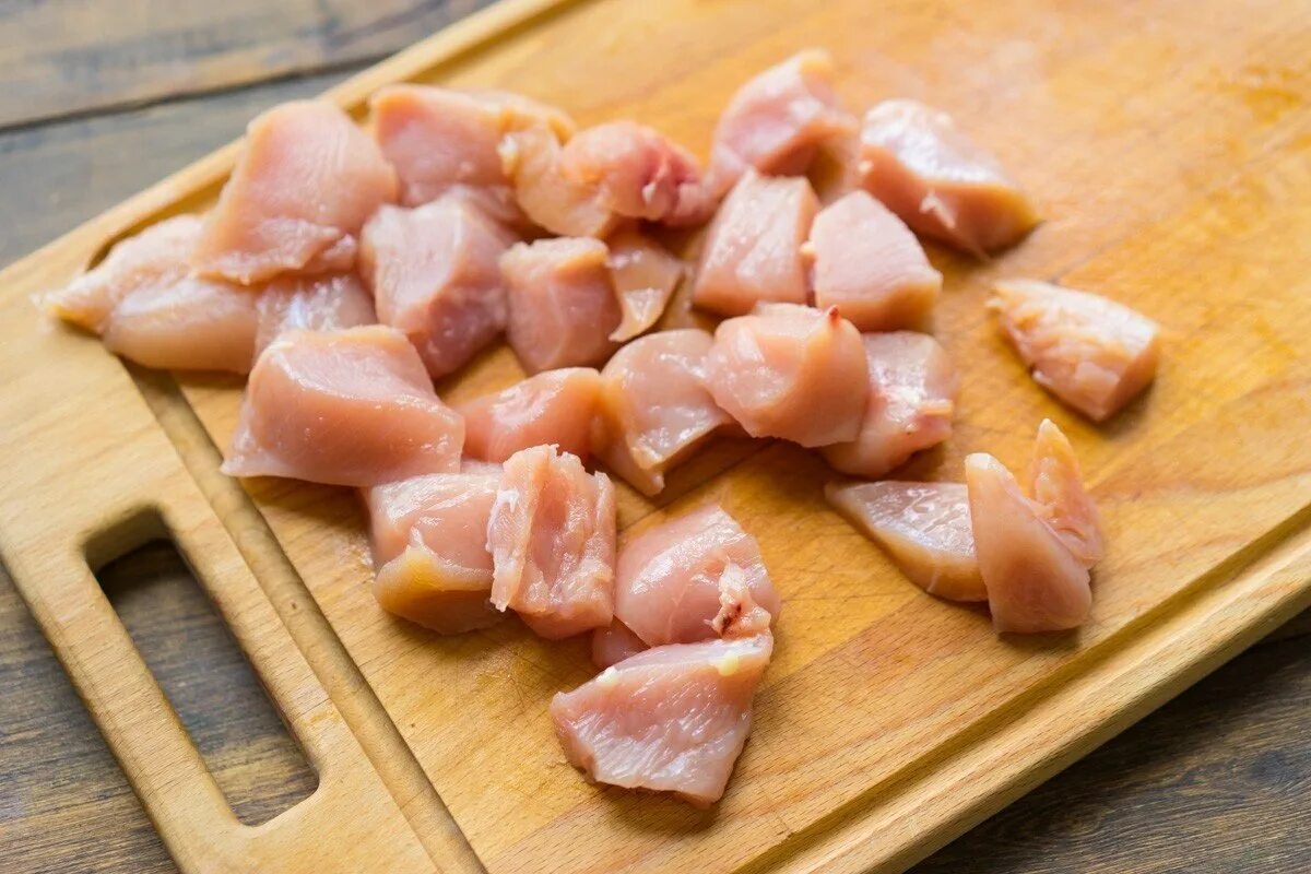 Нарезанная курица. Куриные кубики. Курица нарезанная кубиками. Куриное филе кубиками. Отварная куриная грудка порезанная кубиками.