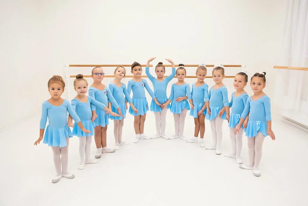 Прическа на хореографию девочке. Балетная студия levita. Балет калининград. Тимур аскеров лебединое озеро. Сергей смирнов кремлевский балет.