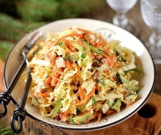 Салат капуста с морковью копченой курицей