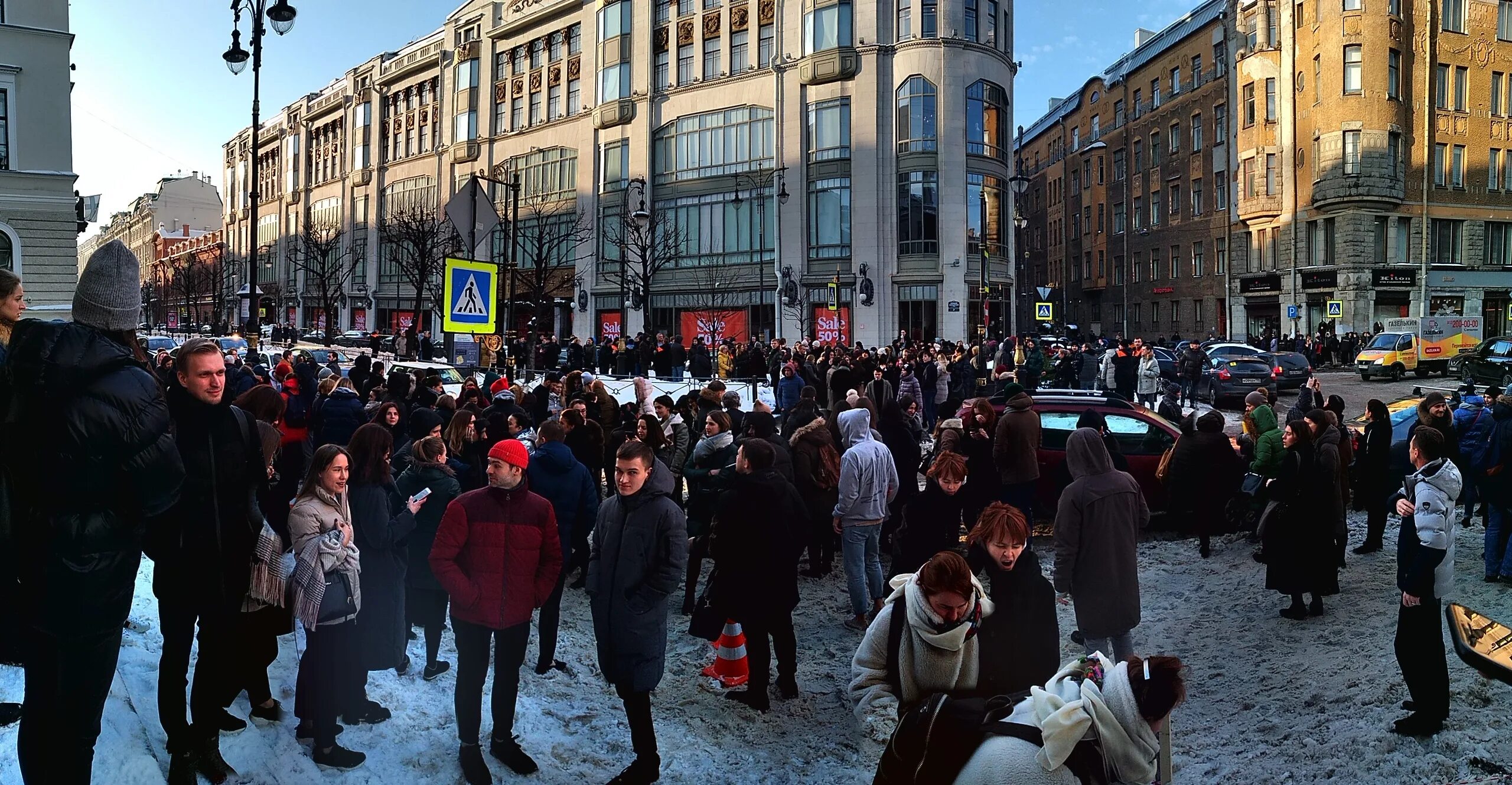 Эвакуация галерея спб сегодня. Люди на улице. Санкт-Петербург люди. Толпа людей на улице. Люди на улицах Питера.