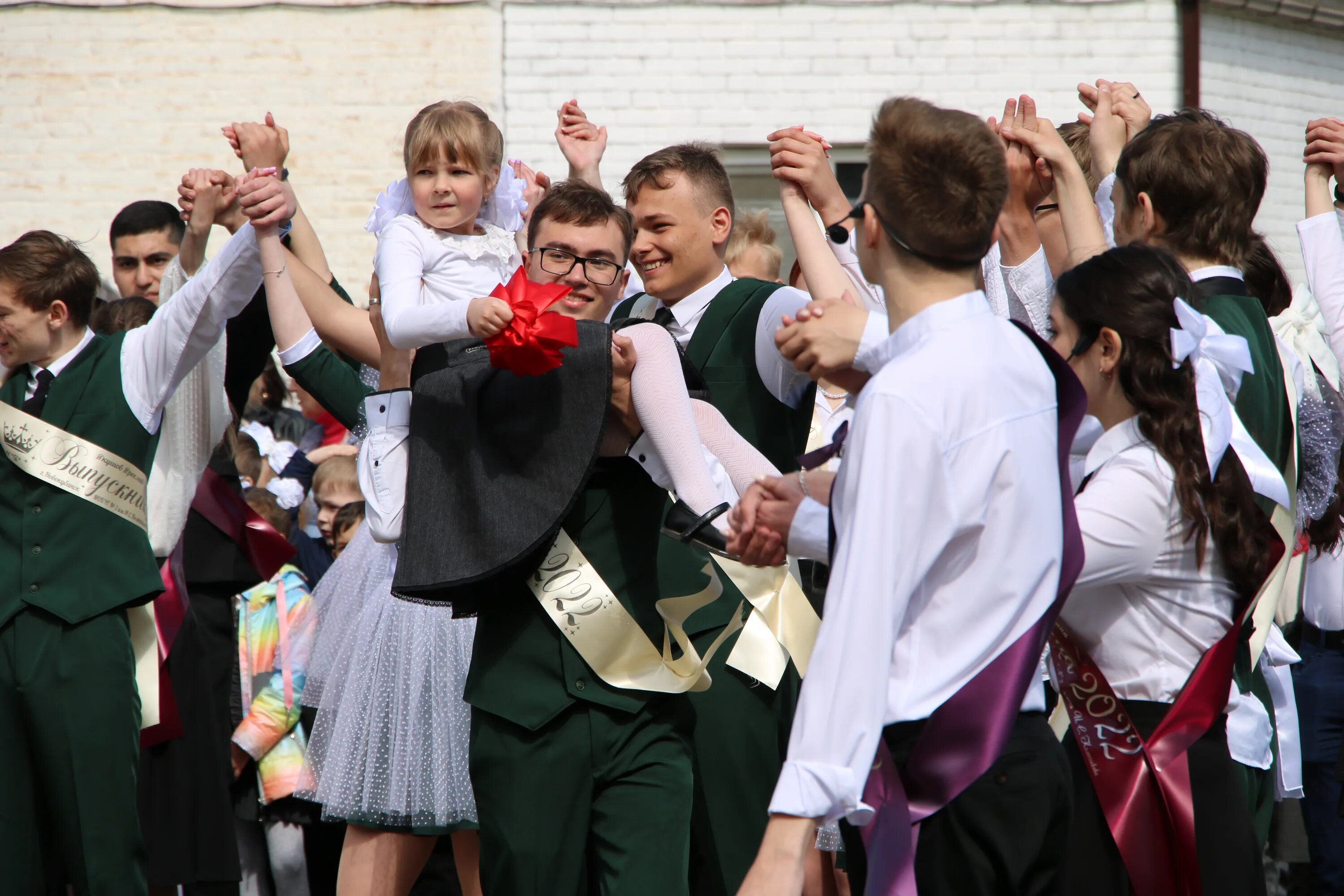 Новокубанск 23. 23 Школа Новокубанск новая. Выпускники 11 класса. Фотосессия последний звонок. Последний звонок 23 школа Новокубанск.