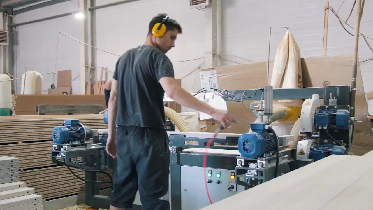 завод дверей. цех по производству межкомнатных дверей. деревообрабатывающая фабрика. производство дверей. завод дверей.