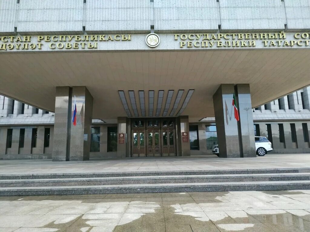 Площадь госсовета казань. Здание кабинета министров республики татарстан. Здание госсовет в казани. Здание правительства рт казань. Здание правительства татарстана.