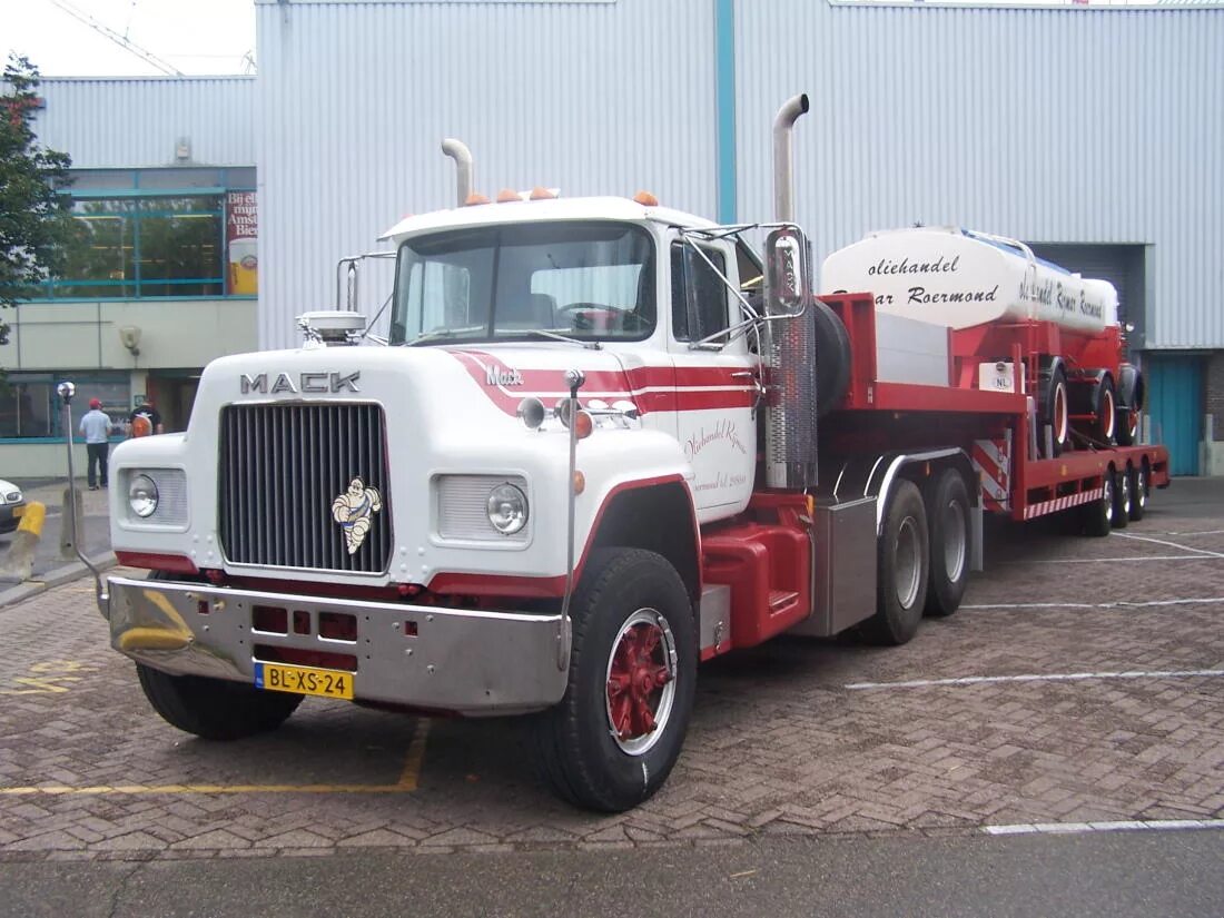 Mack отзывы. Mack r600. mack rw700 superliner. mack rw 700. mack r600 4x2.