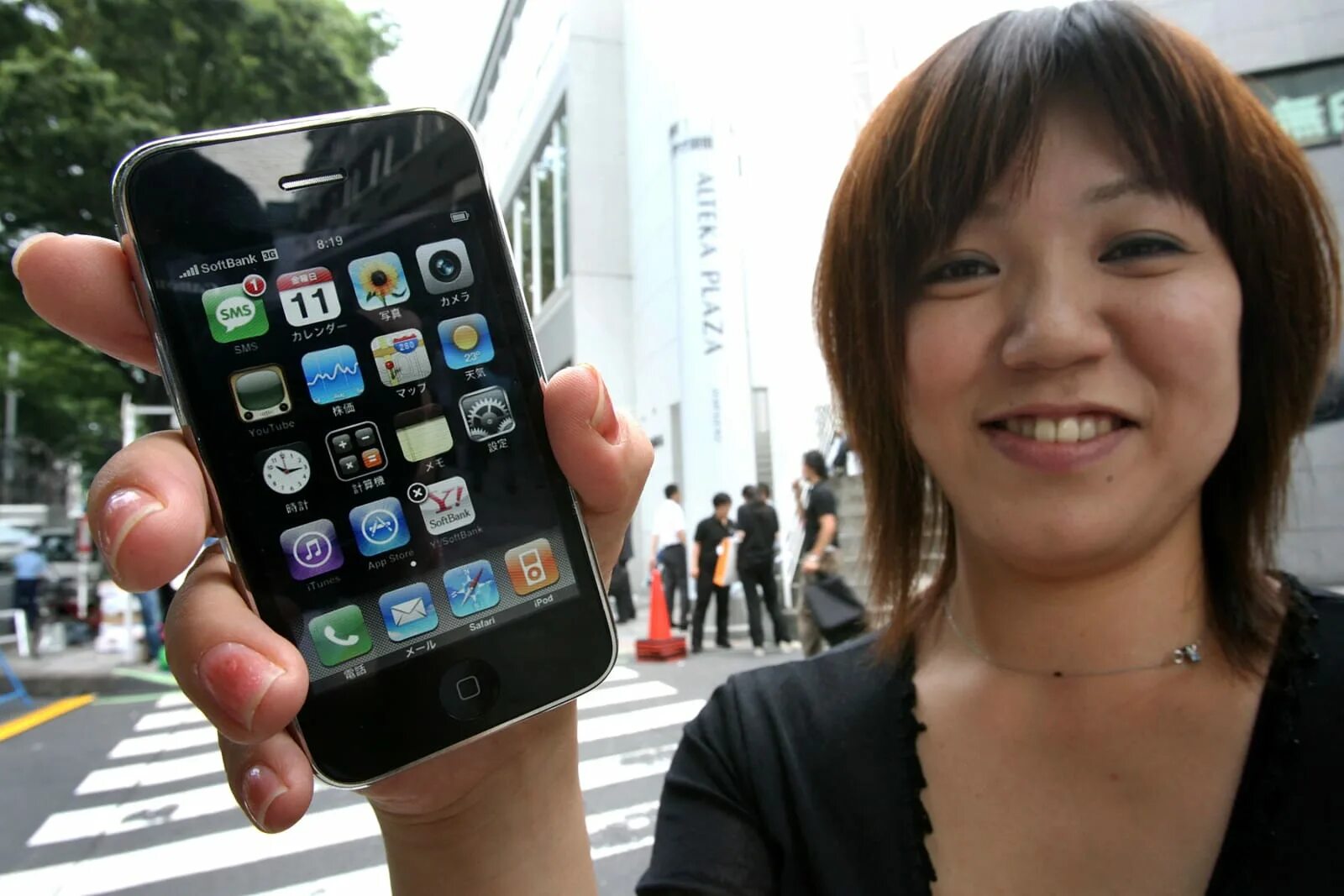 Японский iphone 15. Японские мобильники. Японские смартфоны. Японский айфон. Мощный японский смартфон.