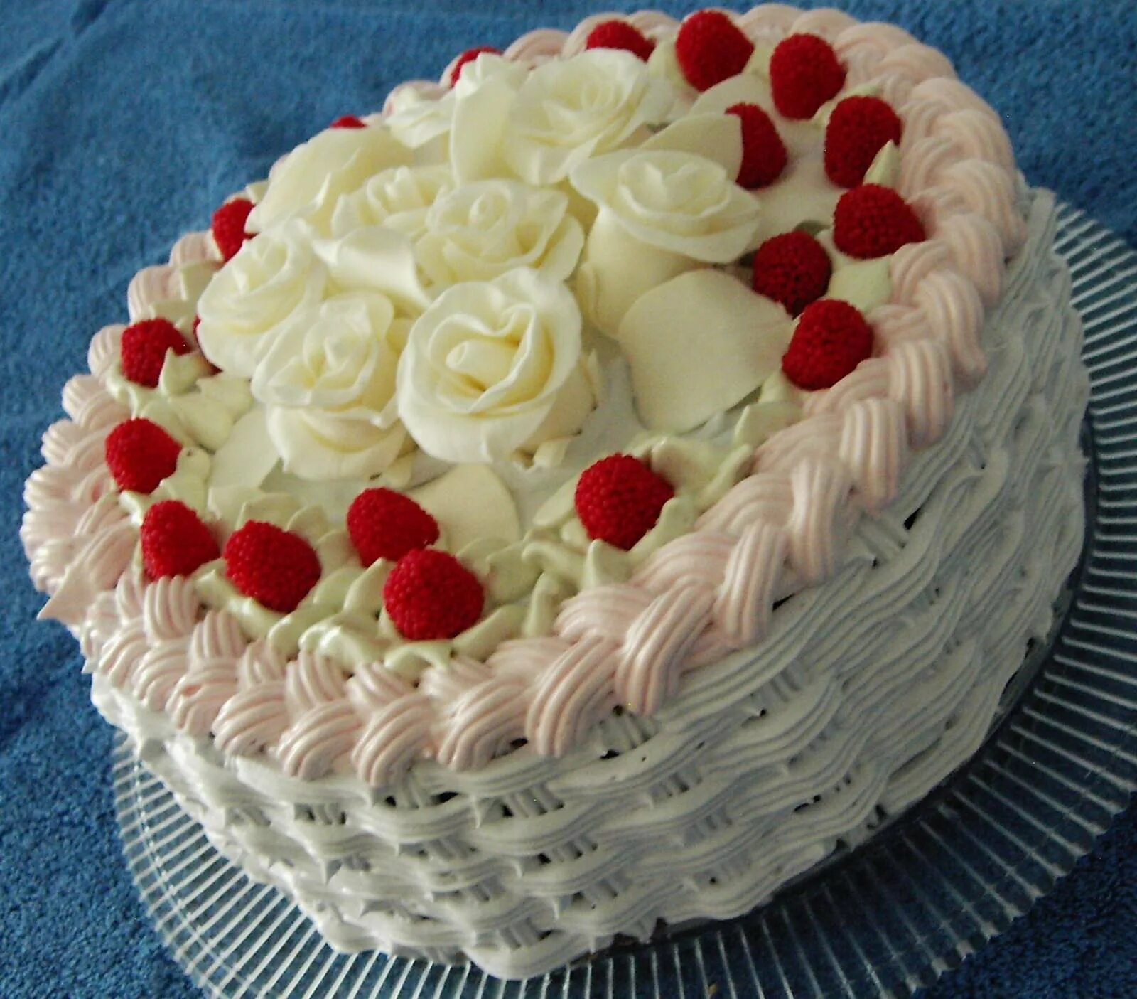 Торты на день рождение фото рецепт. Торт. Самый красивый торт с кремом. Украшение торта фруктами масляным кремом. Торты белковые на день рождения.