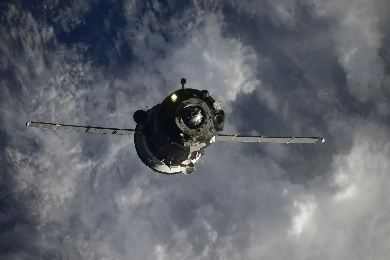Полет корабля союз. Тпк союз мс-19. транспортный пилотируемый корабль союз мс. стыковка союз мс-19. тпк союз мс в космосе.