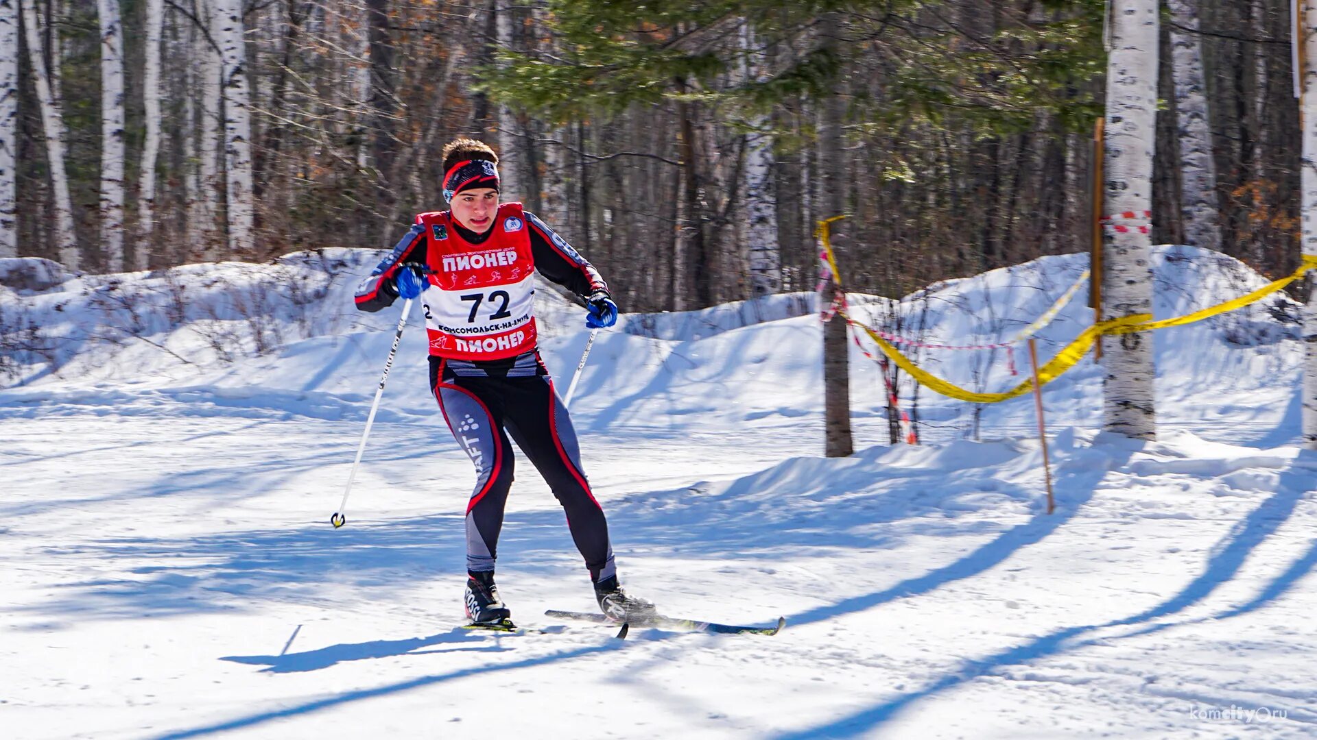 участники лыжных соревнований. семейные эстафеты на лыжах. лыжный забег. комсомольск-на-амуре лыжник. первые лыжные соревнования.