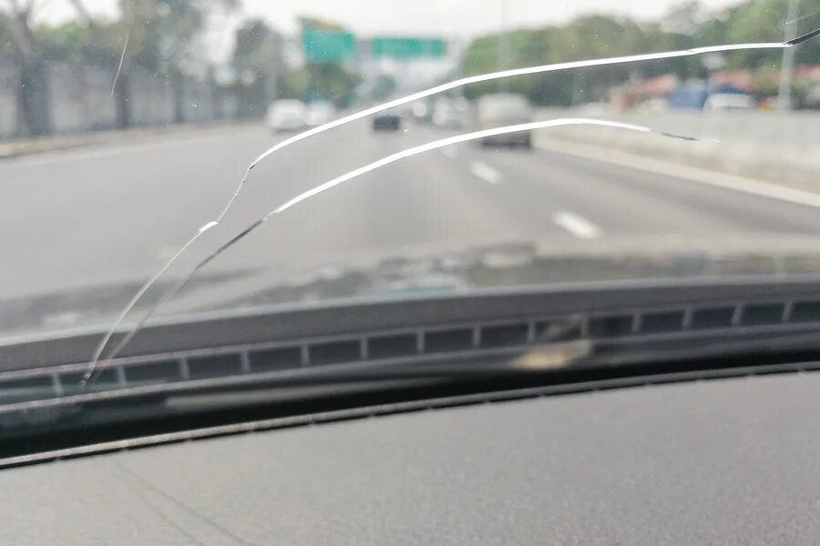 Windshield или Windscreen. Трещина на лобовом стекле. Трещина на лобовом стекле зима. Оптические дефекты лобового стекла. Скорость трещины