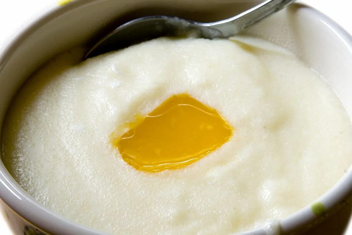 кастрюля с манкой. каша манная молочная. манная каша на молоке. кашка манка. кашка манка.