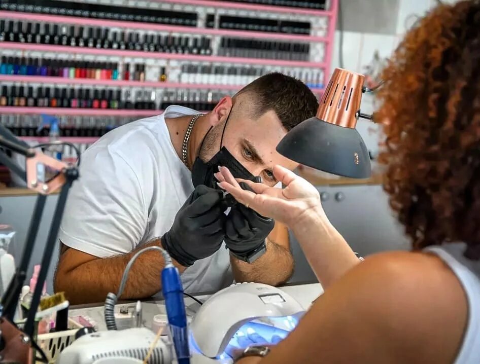 маникюрша мужик. красивый парень делает маникюр. мастер маникюра мужчина. мужик делает маникюр. парень делает маникюр.