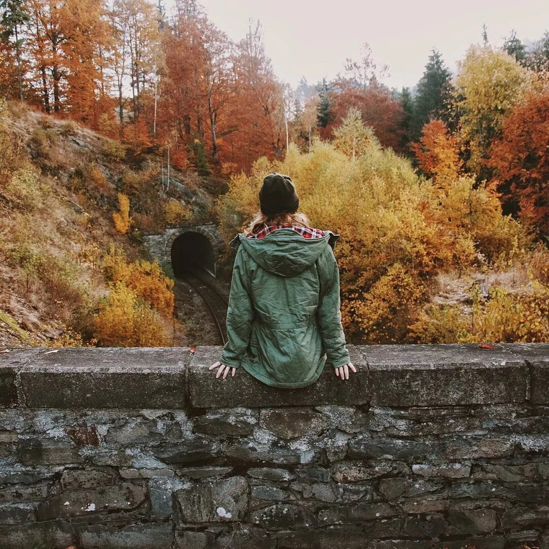 Осенний пасмурный двор. Осень хандра депрессия. Осень депрессия. Одинокий парень. Осень депрессия.